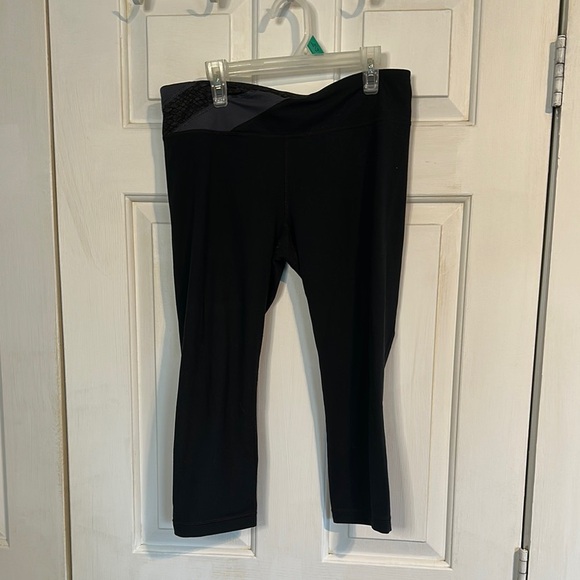 Under Armor Black Capri leggings women’s size medium - Picture 1 of 4
